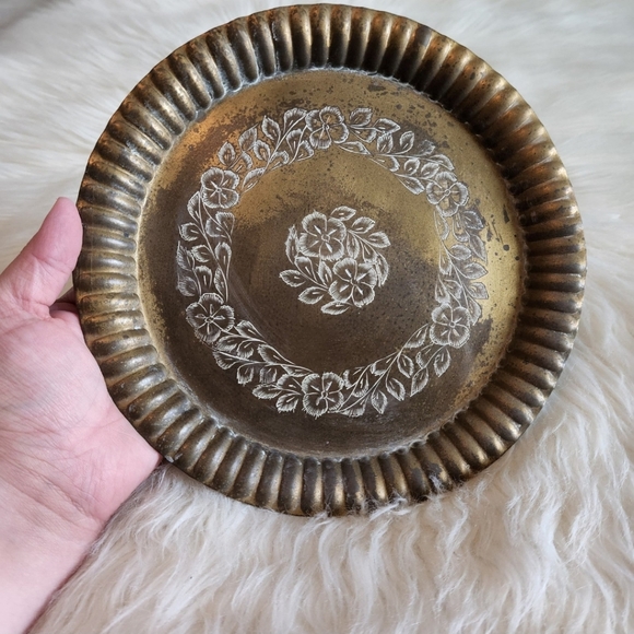Vintage Accents Vintage Brass Round Scalloped Edge Metal Decor